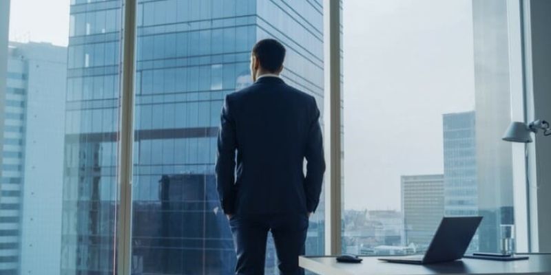 Ông có con đường học vấn đáng ngưỡng mộ