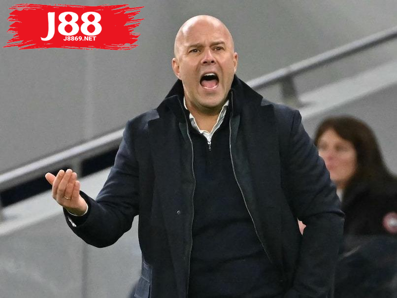 HLV Slot cảnh báo các học trò không được chủ quan trước PSG. Ảnh: Getty